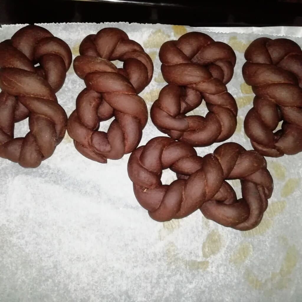 Aluat cu cacao din care am copt Sfintisori - foto 15