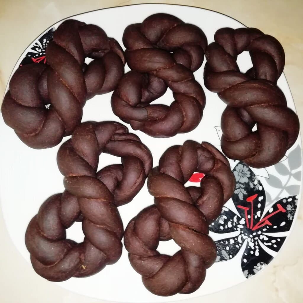 Aluat cu cacao din care am copt Sfintisori - foto 16