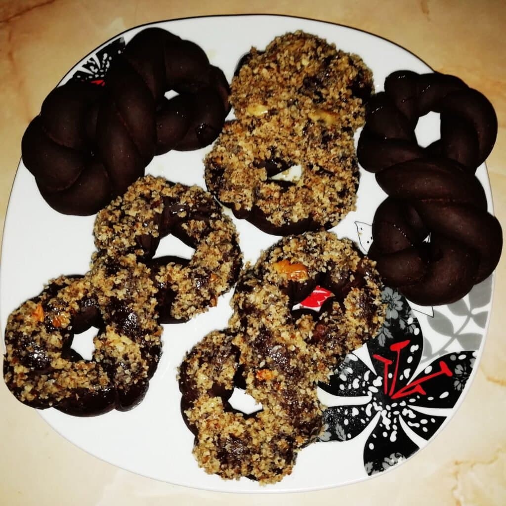 Aluat cu cacao din care am copt Sfintisori - foto 20