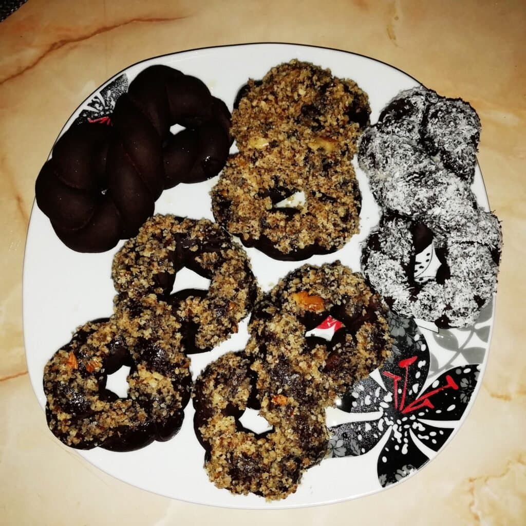 Aluat cu cacao din care am copt Sfintisori - foto 21