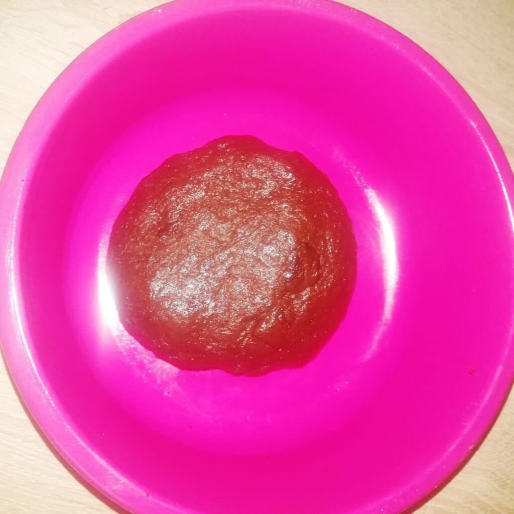 Aluat cu cacao din care am copt Sfintisori - foto 4