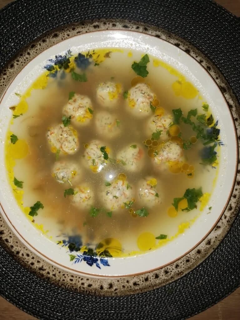 Ciorbă cu perișoare din piept de pui