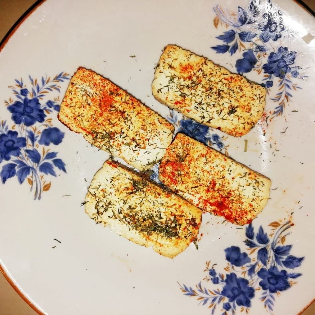 Năut la tigaie cu tofu pe grill