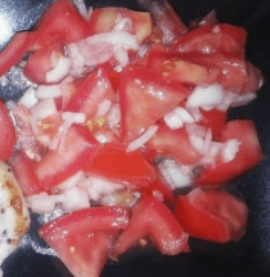 O salată de roșii cu ceapă alături de…