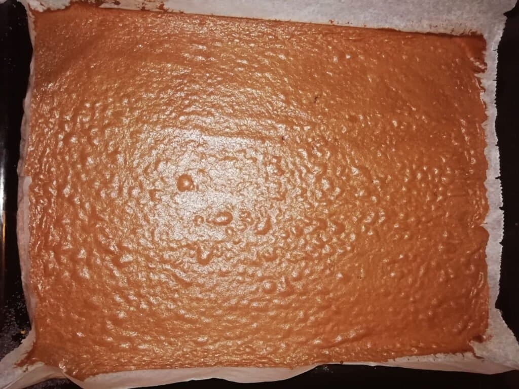 Ruladă cu cacao și fulgi de ciocolată - foto 4