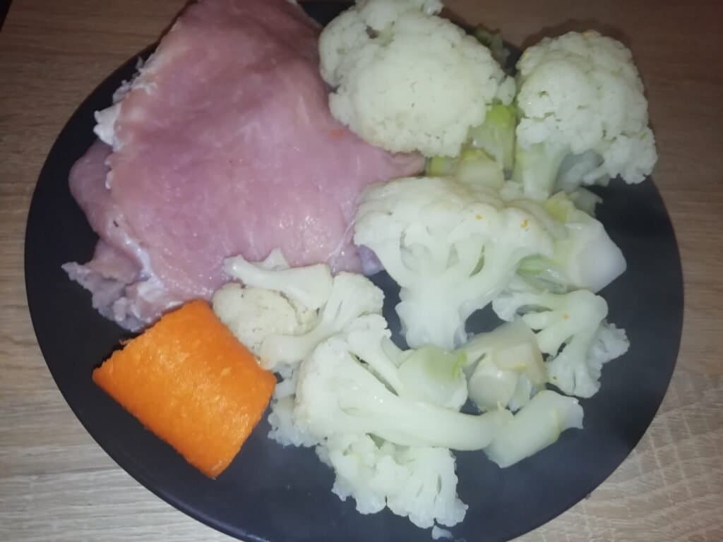 Ruladă din cotlet de porc și conopidă la cuptor - foto 2