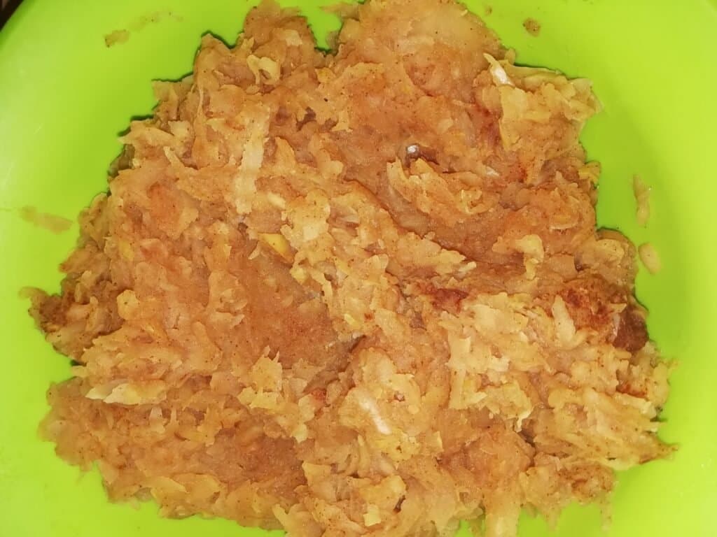 Turnată „creolă" cu măr
