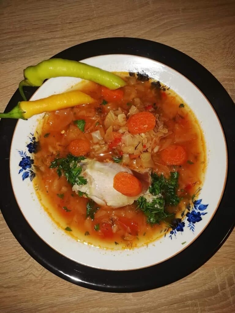 Mâncare de varză nouă cu cotlet de porc