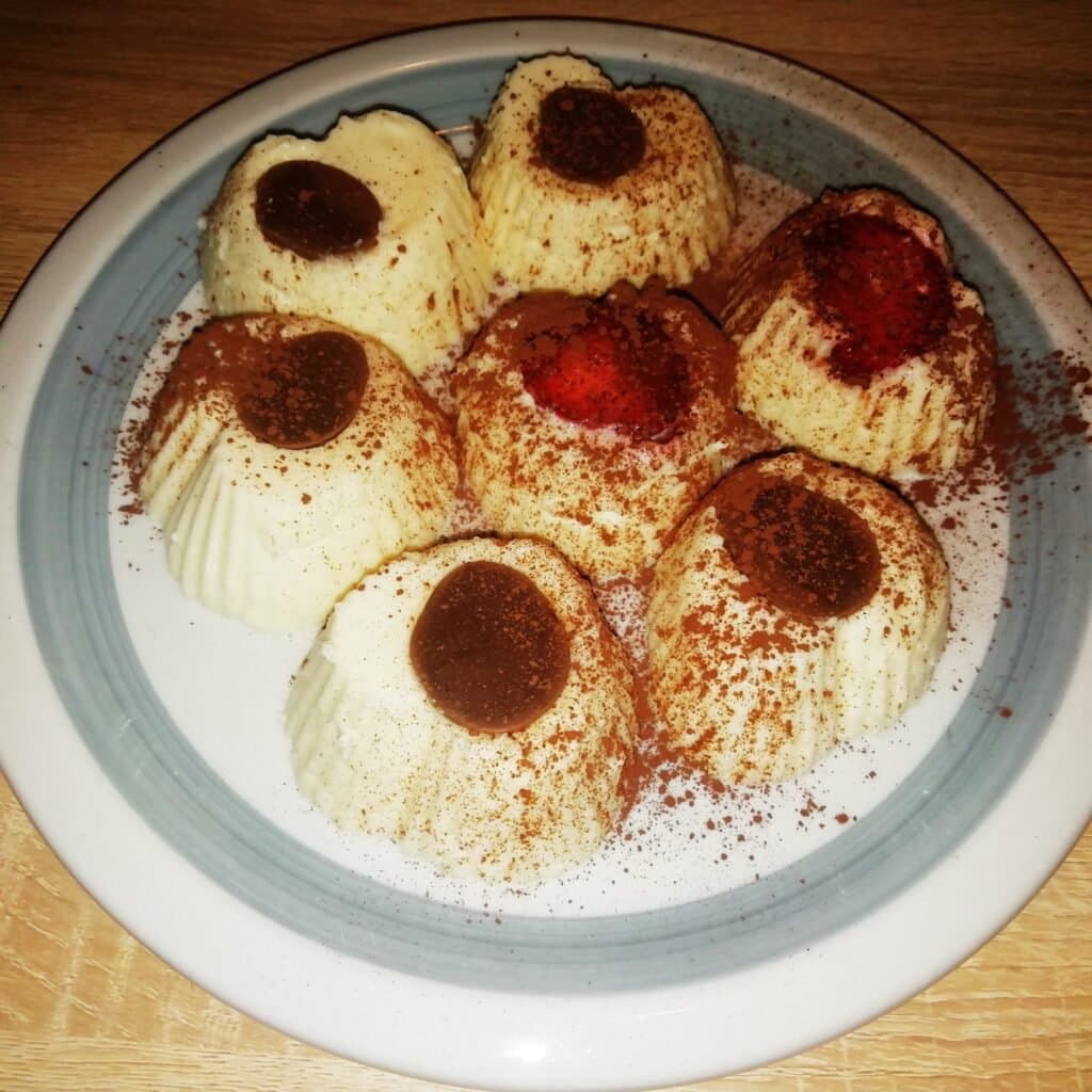 Mini-desert fără coacere cu brânză de vaci și frișcă