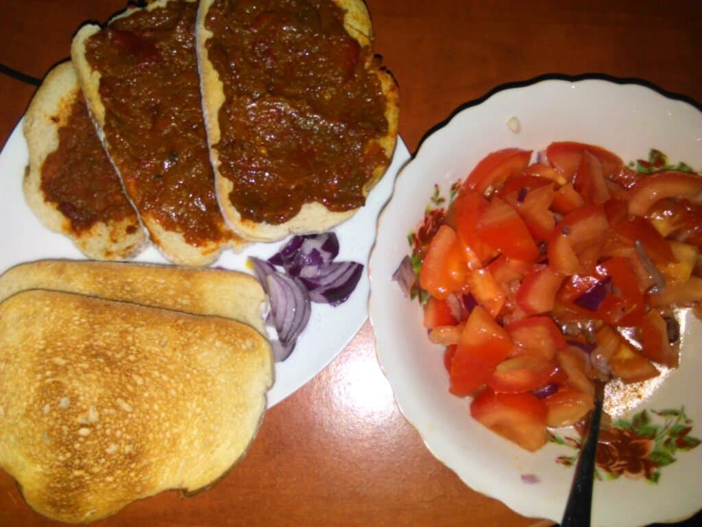 O salată de roșii cu ceapă - foto 3