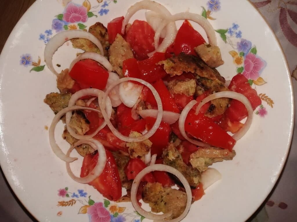 O salată de roșii cu ceapă - foto 4