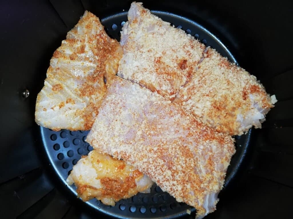 Șalău în crustă din fulgi de drojdie inactivă în air fryer